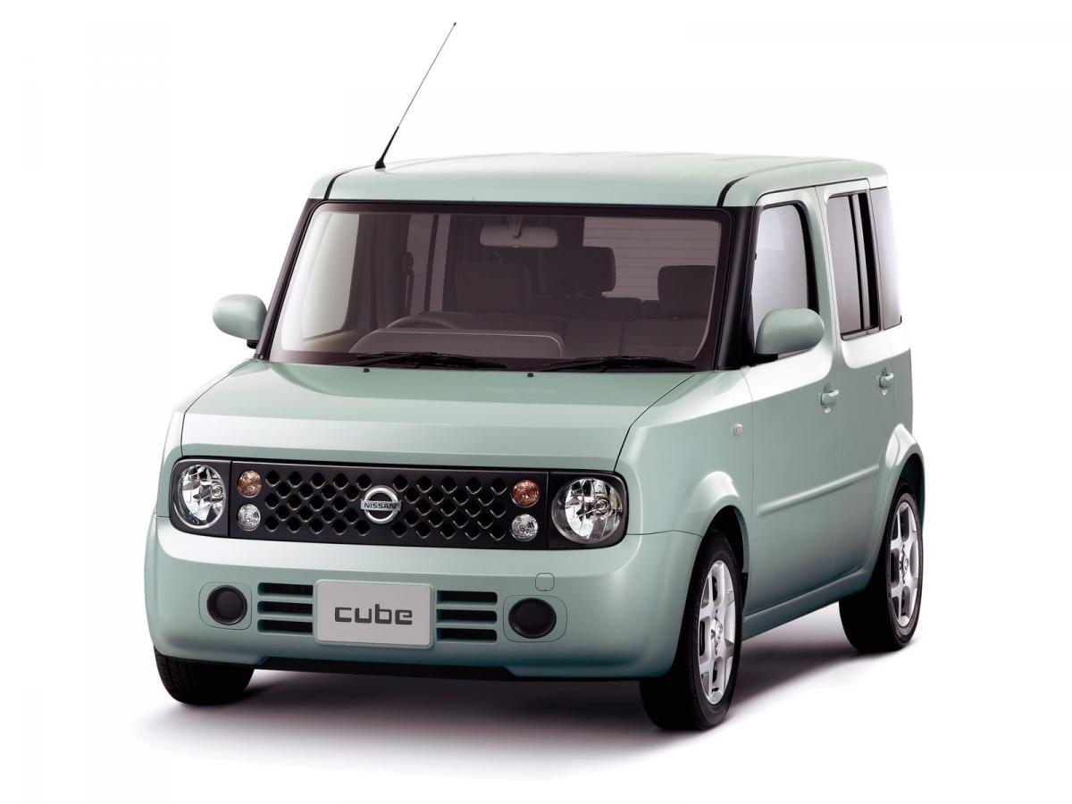 Nissan cube с левым рулем как называется